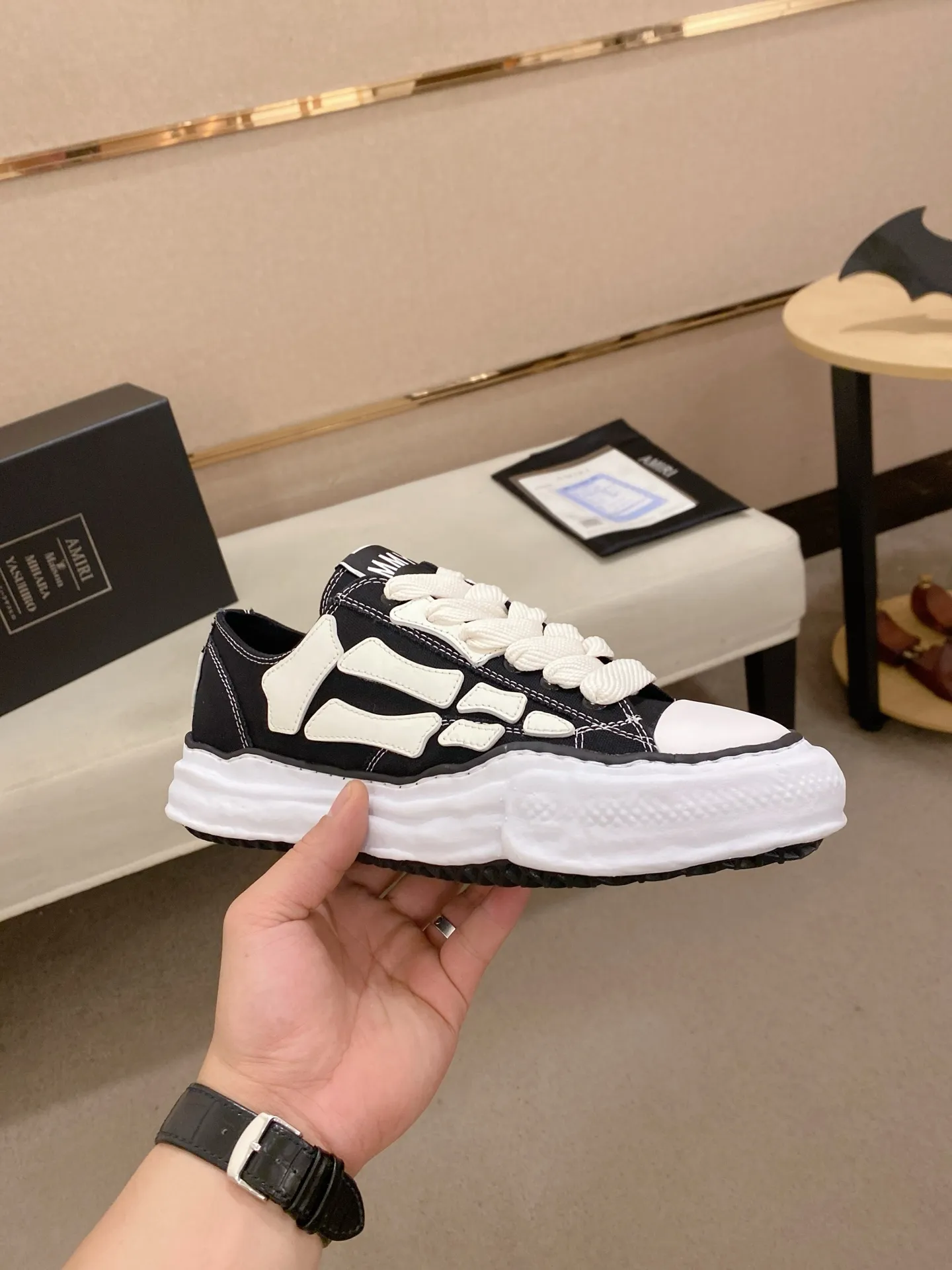 Men's shoes 💰: 580💰 High version [AMIRI] high-end men's shoes brand official website 1:1 latest masterpiece: original mold customization, the fabric is made of imported original materials, upgraded foam outsole, lighter and non-slip. The market's top quality, simple yet tasteful, a must-have for fashionistas, fashionable at your feet, full of confidence, the same style at the counter 👍The summer season is here. Code: 39-44. Can be customized45